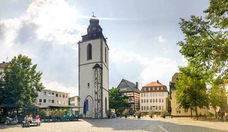 Weitwinkel-Foto vom Kirchplatz in der Universitätsstadt Gießen bei Tag