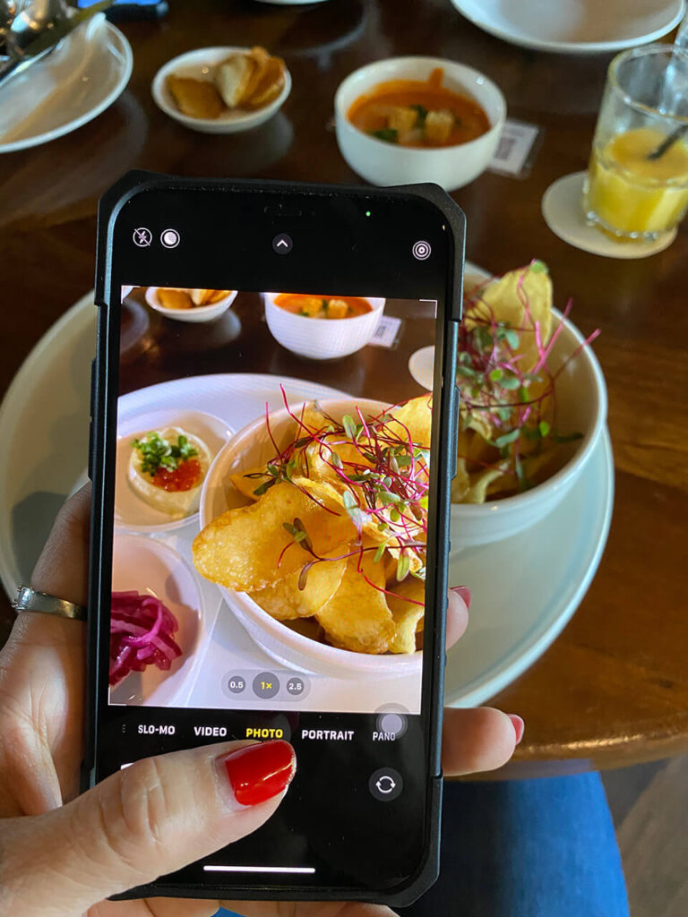 Ein optisch ansprechendes Büffet wird für Social-Media fotografiert.